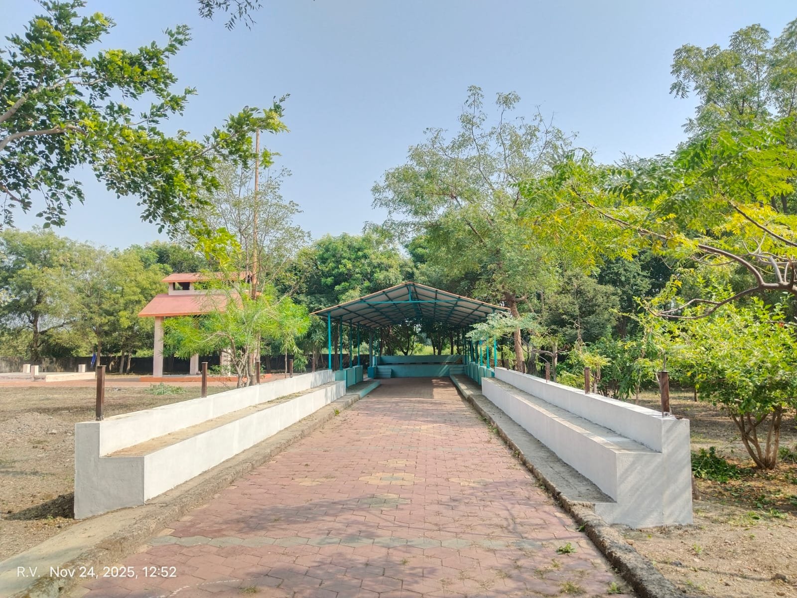 स्मशानभुमीमध्ये बैठक व्यवस्था 