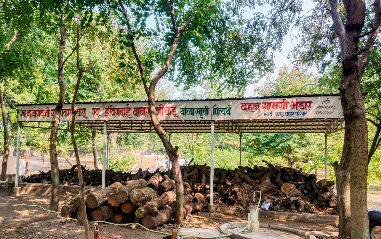 स्मशानभुमीमध्ये दहन मेाफत दहन सामग्री व पाण्याची व्यवस्था
